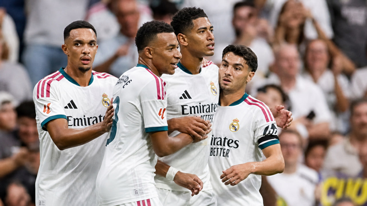 Các cầu thủ Real Madrid ăn mừng cùng nhau sau bàn thắng
